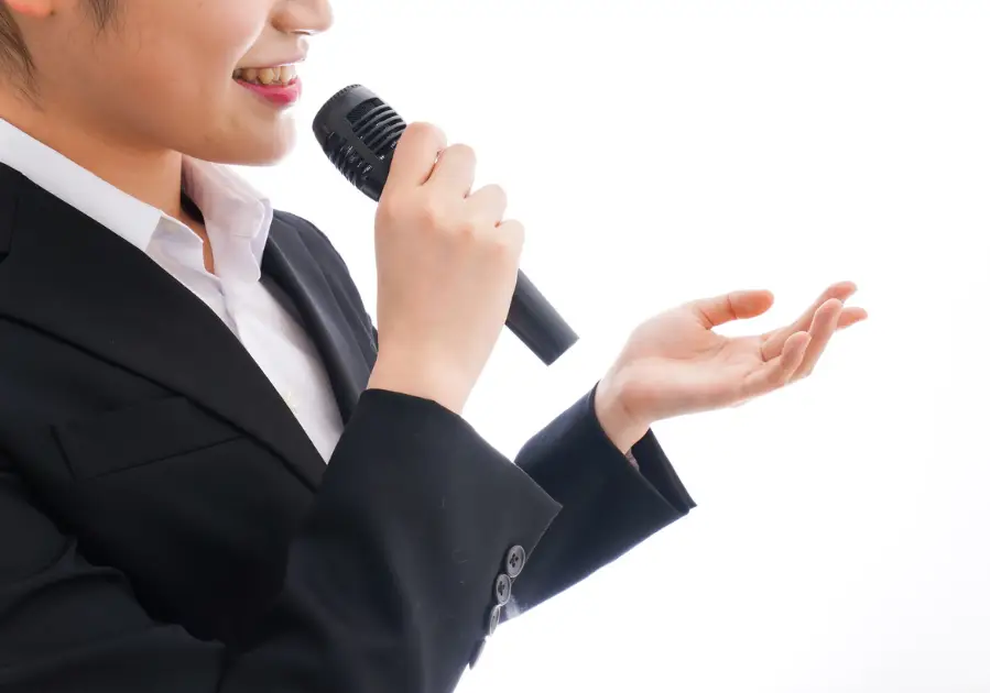 Frau spricht in ein Mikrofon