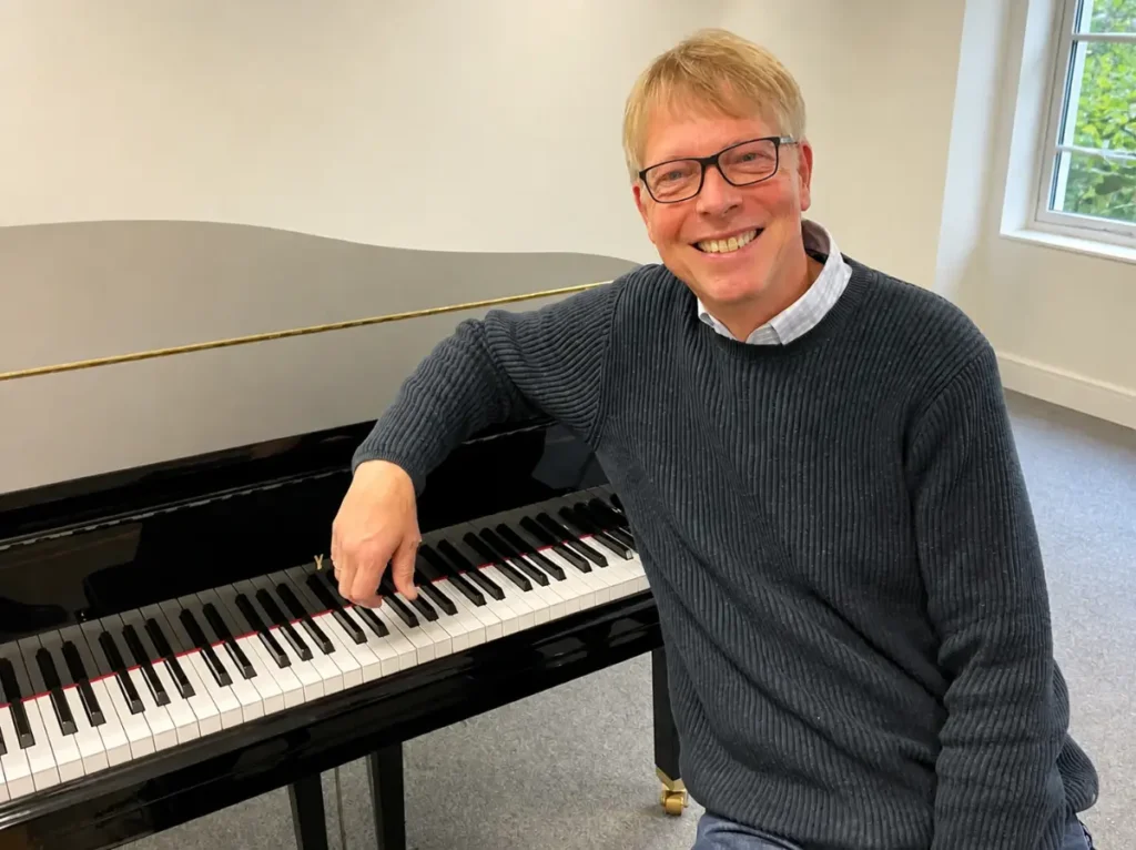 Jörg Pütz sitzt am Flügel